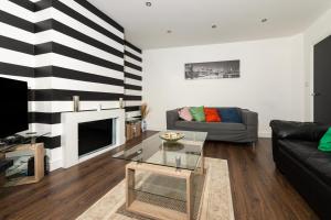 una sala de estar con una pared de rayas en blanco y negro en Hepburn House 4 Bedroom Property - Stayseekers, en Salisbury