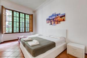 um quarto com uma cama grande num quarto com janelas em Vatican Germanico 107 em Roma