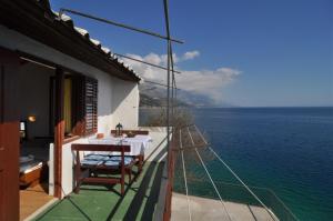 Afbeelding uit fotogalerij van Old, stone 2 floor house above the sea-Najka in Pisak