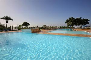 une grande piscine d'eau bleue dans l'établissement Anezi Tower Hotel, à Agadir