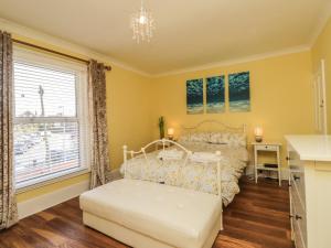 A bed or beds in a room at Poppy Cottage