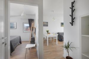 Ein Sitzbereich in der Unterkunft Apartments Left & Right with jacuzzi, 4 stars
