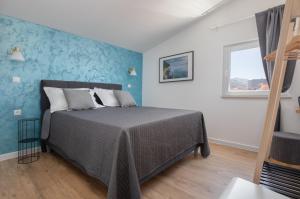 Ein Bett oder Betten in einem Zimmer der Unterkunft Apartments Left & Right with jacuzzi, 4 stars