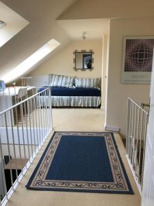 - un escalier avec un tapis bleu dans la chambre dans l'établissement Maisonette Ferienappartement mit Garten, à Donaueschingen