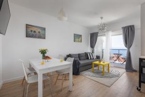 Ein Sitzbereich in der Unterkunft Apartments Left & Right with jacuzzi, 4 stars