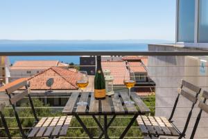 Ein Balkon oder eine Terrasse in der Unterkunft Apartments Left & Right with jacuzzi, 4 stars