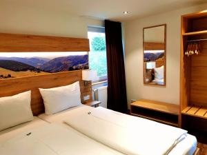 Postel nebo postele na pokoji v ubytování Hotel & Chalets Herrihof