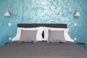 Ein Bett oder Betten in einem Zimmer der Unterkunft Apartments Left & Right with jacuzzi, 4 stars