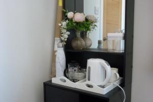 uno scaffale della cucina con un mixer bianco sopra di Tanleys B&B a Grantown on Spey Altre 20 foto