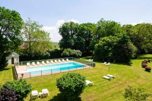 una vista aérea de una piscina en un patio en Château de Bellecroix, en Chagny