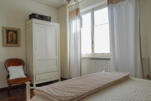 サン・ジミニャーノにあるLa Casa di Agnese - Appartamenti a San Gimignanoのベッドルーム1室(ベッド1台、ドレッサー、窓付)