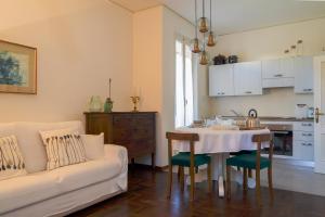 サン・ジミニャーノにあるLa Casa di Agnese - Appartamenti a San Gimignanoのリビングルーム(テーブル、ソファ付)