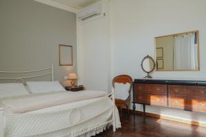 サン・ジミニャーノにあるLa Casa di Agnese - Appartamenti a San Gimignanoのベッドルーム1室(ベッド1台、ドレッサー、鏡付)