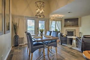 Χώρος καθιστικού στο Modern Townhome with Patio, Next Door to Resort