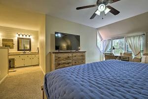 - une chambre avec un lit bleu et un ventilateur de plafond dans l'établissement Modern Townhome with Patio, Next Door to Resort, à Horseshoe Bay