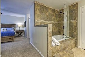 Ένα μπάνιο στο Modern Townhome with Patio, Next Door to Resort +18 φωτογραφίες