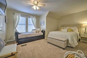 - une chambre avec 2 lits et un ventilateur de plafond dans l'établissement Modern Townhome with Patio, Next Door to Resort, à Horseshoe Bay