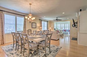 Posezení v ubytování Resort-Style Selbyville Home 4 Mi to Beaches!