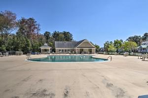 Bazén v ubytování Resort-Style Selbyville Home 4 Mi to Beaches! nebo v jeho okolí