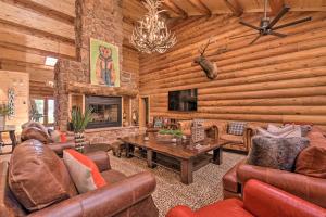 Μια τηλεόραση ή/και κέντρο ψυχαγωγίας στο Grand Mountain Retreat in Angel Fire with Game Room!