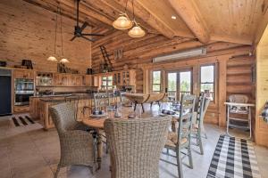 Η κουζίνα ή μικρή κουζίνα στο Grand Mountain Retreat in Angel Fire with Game Room!