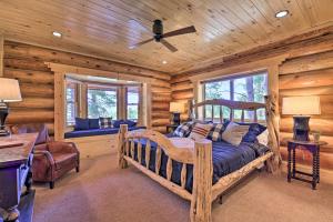 Χώρος καθιστικού στο Grand Mountain Retreat in Angel Fire with Game Room!