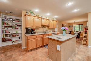 A kitchen or kitchenette at Emerald River Retreat