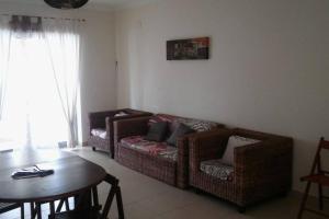 - un salon avec deux canapés et une table dans l'établissement Apartamento Albufeira, à Albufeira