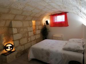 a bedroom with a bed and a red window at Charme et originalité en hypercentre in Tours