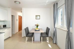 a kitchen and dining room with a table and chairs at Villa Ivano in Makarska