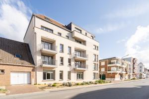 ein Apartmenthaus an der Straßenseite in der Unterkunft Evancy Villa les Peupliers in Bray-Dunes