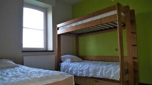 Poschodová posteľ alebo postele v izbe v ubytovaní Vakantiewoning onZENhof