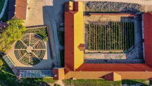 una vista aérea de un gran edificio con una montaña rusa en Nurmuižas viesnīca, 