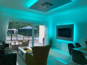 ein Wohnzimmer mit blauen Lichtern an der Decke in der Unterkunft River Luxury House in Bihać