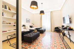 ローマにあるForesteria di Piazza Cavour - Luxury Suites & Guest Houseのリビングルーム(ソファ、テーブル付)