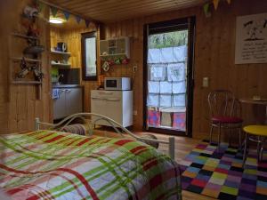 Schlafzimmer mit einem Bett, einem Tisch und Stühlen in der Unterkunft Waldnest Odenwald - Waldhauszimmer in Wald-Michelbach