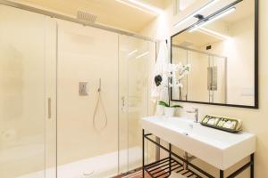 Kylpyhuone majoituspaikassa Foresteria di Piazza Cavour - Luxury Suites & Guest House