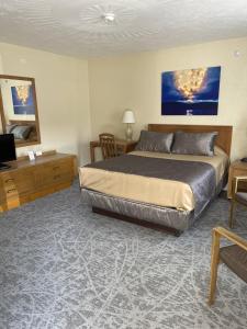 מיטה או מיטות בחדר ב-Lake Front Hotel