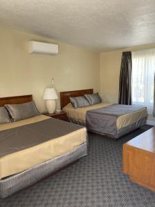 מיטה או מיטות בחדר ב-Lake Front Hotel