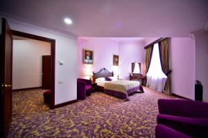 Rúm í herbergi á METROPOL HOTEL Yerevan
