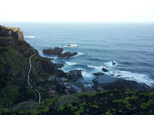 a view of the ocean from a cliff at Pozo de las Calcosas - El Hierro in Pozo de las Calcosas