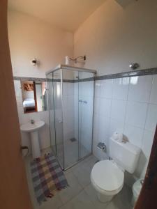 un bagno con doccia, WC e lavandino di Pousada Turquesa mirante com vista para as montanhas e por do sol a Serra do Cipo