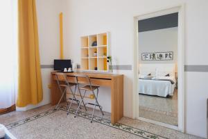 een kamer met een bureau, een spiegel en een bed bij B&B In Centro in Florence