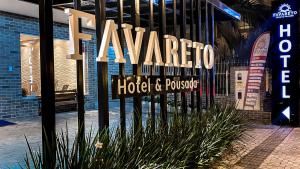 Hotel & Pousada Favareto في فلوريانوبوليس: لافته لفندق ومطعم امام مبنى