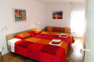 - une chambre avec un grand lit et une couverture colorée dans l'établissement Spacious Piran Central Apartment for 5 Pax BG, à Piran