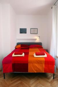 - une chambre dotée d'un lit coloré avec 2 oreillers dans l'établissement Spacious Piran Central Apartment for 5 Pax BG, à Piran