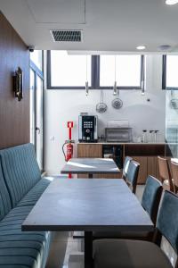 Un comedor con mesa y sillas en Zurin Charm Hotel, en Lisboa
