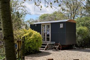 een zwart tiny house in een yard bij Equestrian Lodge in Holmesfield