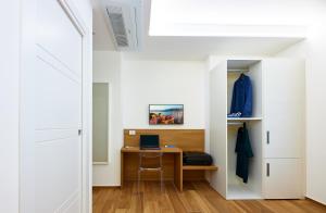 ein Zimmer mit einem Schreibtisch und einem Computer darin in der Unterkunft ZEROPENSIERI B&B in Agropoli