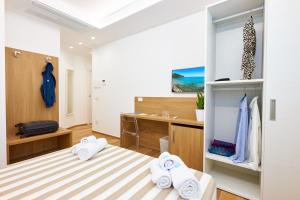 ein Zimmer mit Bett, Schreibtisch und Handtüchern in der Unterkunft ZEROPENSIERI B&B in Agropoli